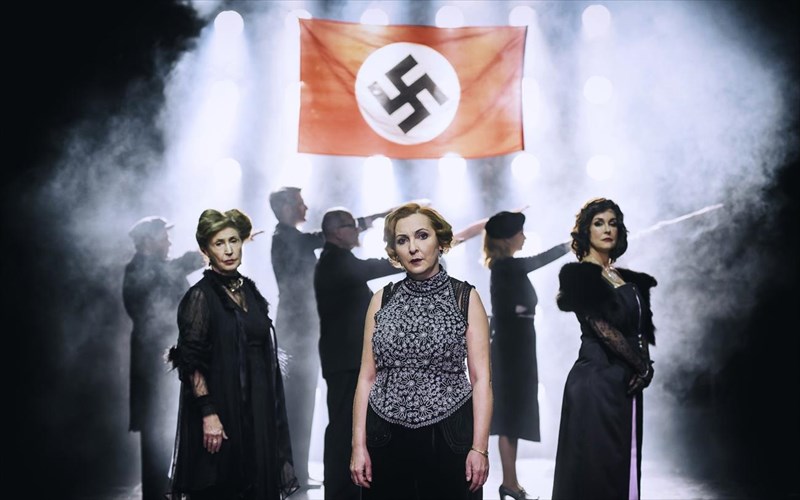 ena-spiti-foteino-san-mera-se-proti-panellinia-parousiasi-sto-ethniko-theatro