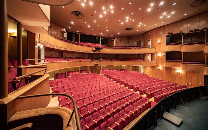 to-theatro-olumpia-maria-kallas-epistrefei-dunamika-me-treis-theatrikes-parastaseis