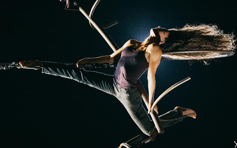 oi-xainides-kai-i-omada-xorou-kai-akrobasias-ki-omos-kineitai-sunexizoun-omada-xorou-kai-akrobasias-ki-omos-kineitai-sunexizoun