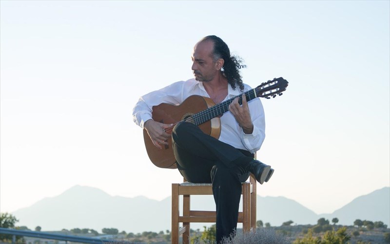 sta-zala-tou-gkreko-ena-mousikoxoreutiko-odoiporiko-apo-tin-kriti-stin-ispania