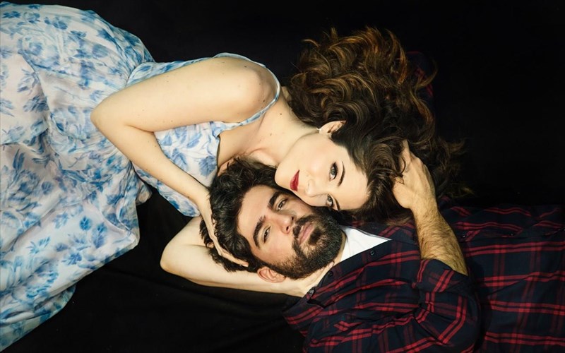 the-last-five-years-ena-apo-ta-dimofilestera-of-mprontgouei-miouzikal-gia-proti-fora-stin-ellada