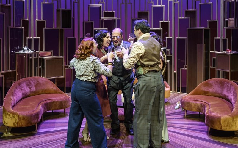 eidame-tin-parastasi-ena-spiti-foteino-san-mera-sto-ethniko-theatro