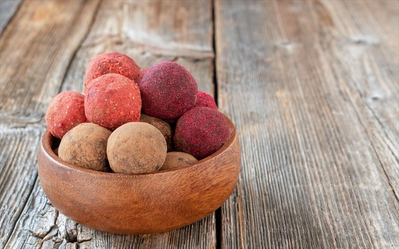 ftiakste-eukola-omofagika-energy-balls-me-fraoula-kai-karuda