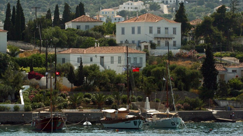 spetses-kosmopolitikos-aeras-se-mikri-suskeuasia