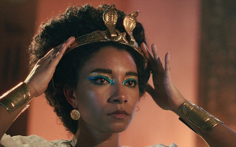 ti-krubetai-piso-apo-tis-antidraseis-gia-tin-mauri-kleopatra-tou-netflix