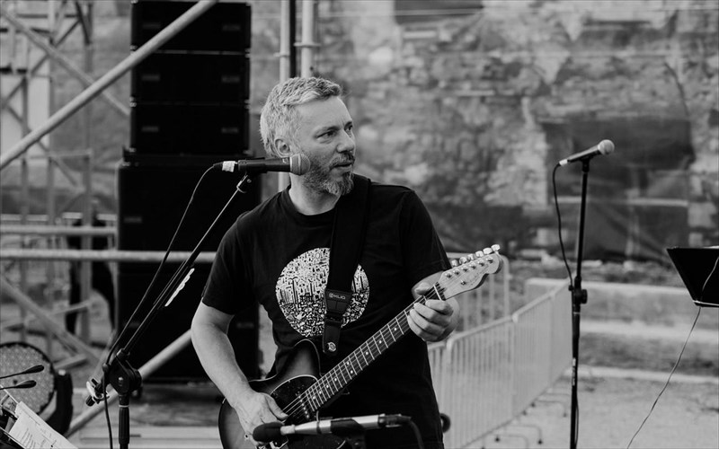 o-alkinoos-ioannidis-kai-i-mpanta-tou-sto-theatro-alsos-stin-proti-sunaulia-tou-kalokairiou-mpanta-tou-sto-theatro-alsos-stin-proti-sunaulia-tou-kalokairiou