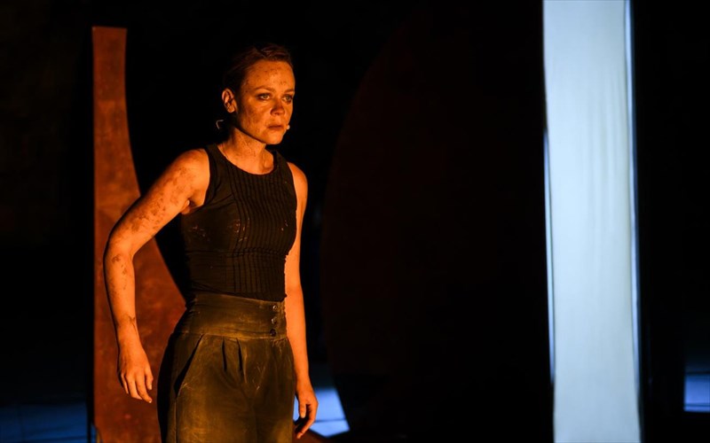 ilektra-deite-tis-protes-fotografies-apo-tin-parastasi