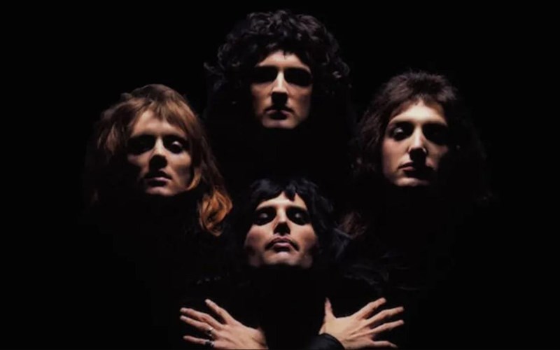 to-bohemian-rhapsody-ton-queen-eixe-allo-titlo