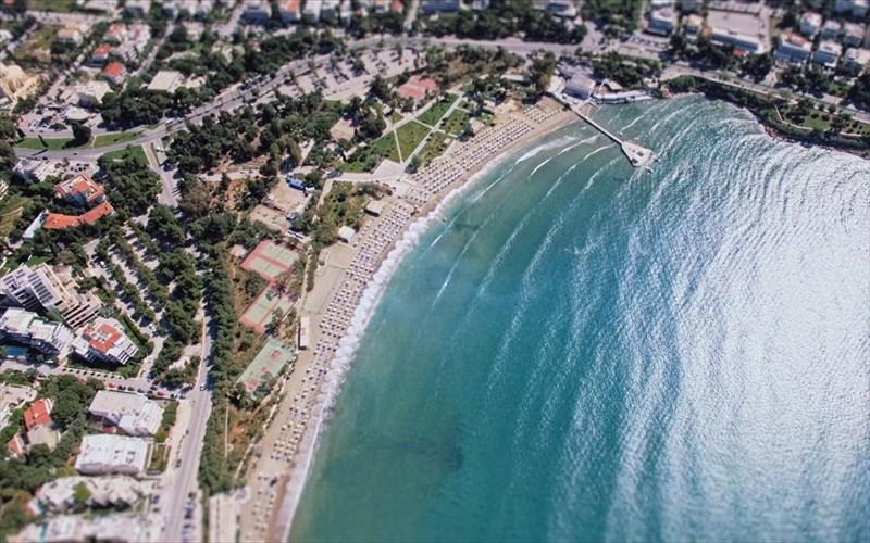 h-athinaiki-ribiera-ebale-kai-fetos-ta-kalokairina-tis