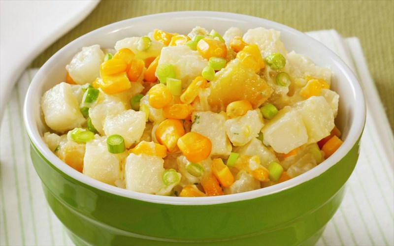 ftiakste-tin-teleia-patatosalata-gia-to-kalokairi