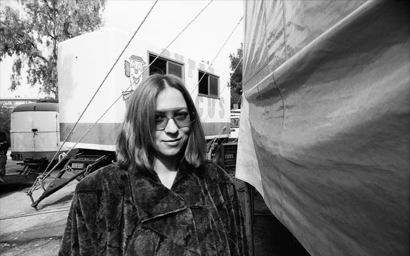 i-lena-platonos-ston-kipo-tou-megarou-me-spoudaious-kalesmenous