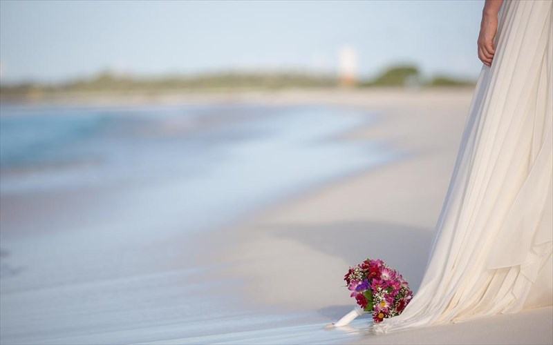 gamos-sto-nisi-i-ancient-greek-sandals-mas-dinei-ti-lusi