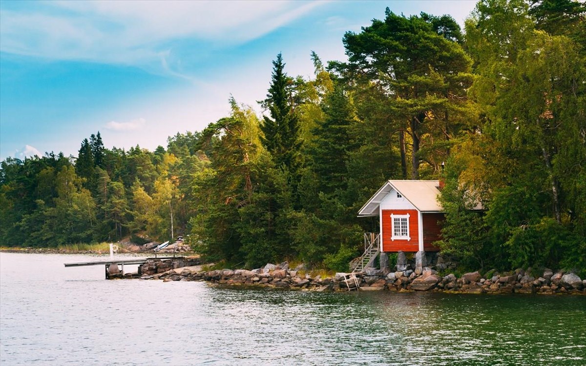 redsmallfinnishwoodensaunalogcabinonislandin