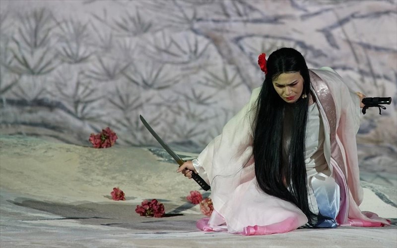 madama-butterfly-to-drama-tou-puccini-apo-tin-ploti-skini-tou-festibal-mpregkents-sto-megaro
