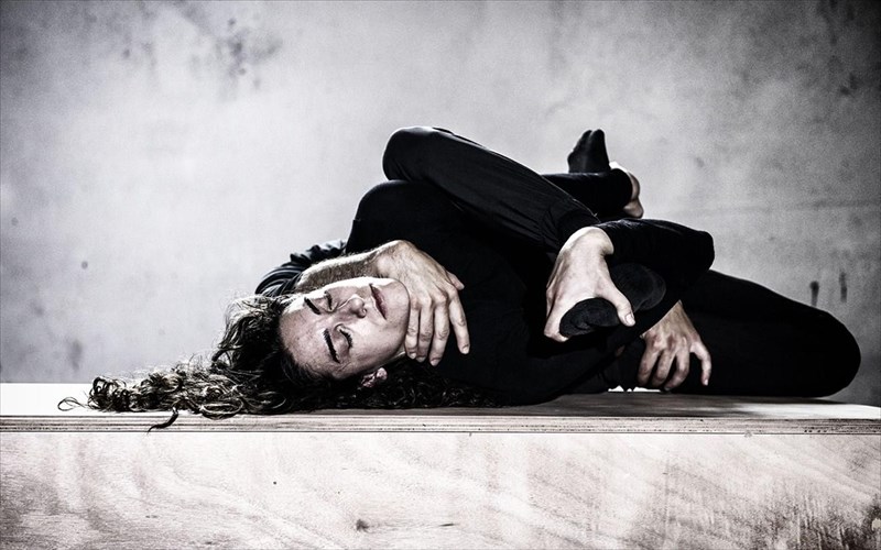 siopi-mia-ksexoristi-sugxroni-parastasi-anebainei-stin-peiraios-260