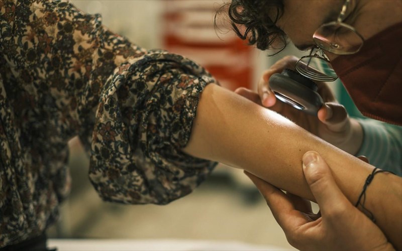 la-rocheposay-kai-agkaliazo-sumprattoun-gia-tin-ugeia-mas