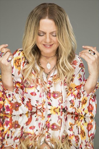 i-eleni-tsaligopoulou-tragouda-sti-kai-gia-ti-boreia-euboia