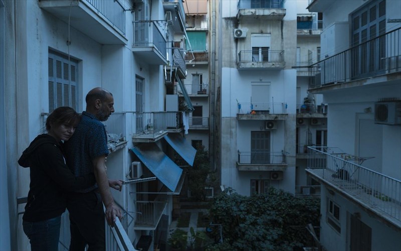 spiti-o-dimitris-karantzas-epistrefei-sti-stegi-me-ena-rekbiem-gia-tin-anthropotita