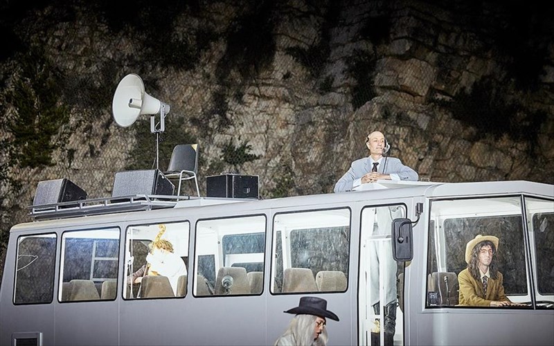 o-filip-ken-fernei-ton-kipo-ton-idonon-sto-irodeio