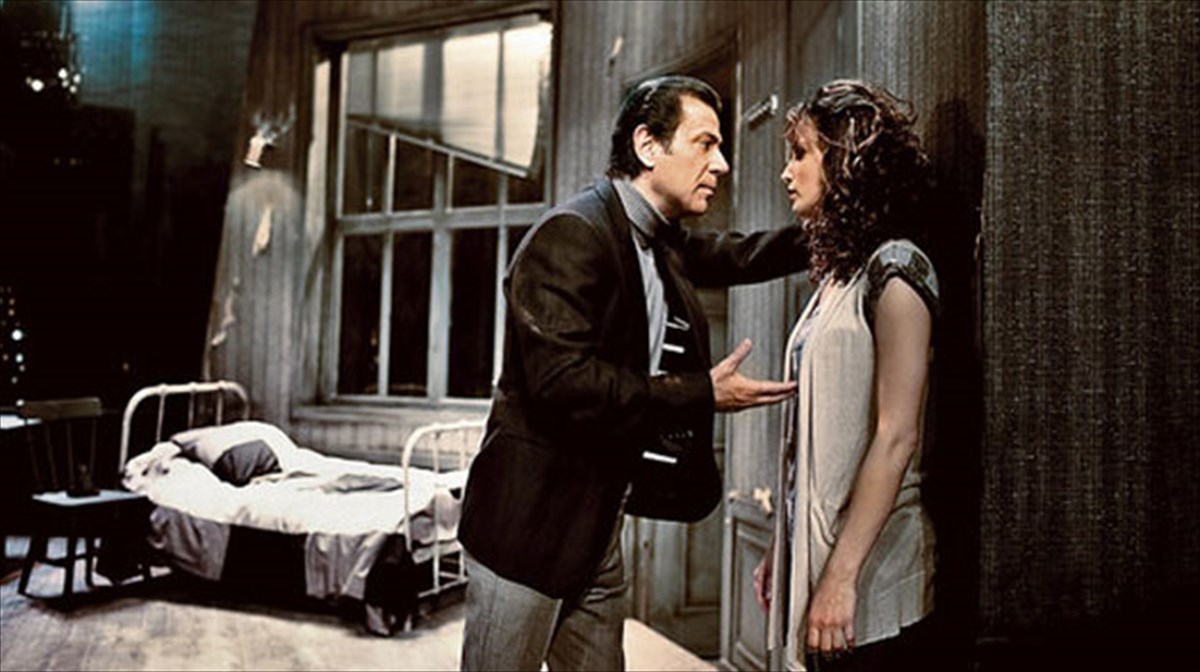 i-monaksia-kanei-paixnidi-sto-theatro-egnatia