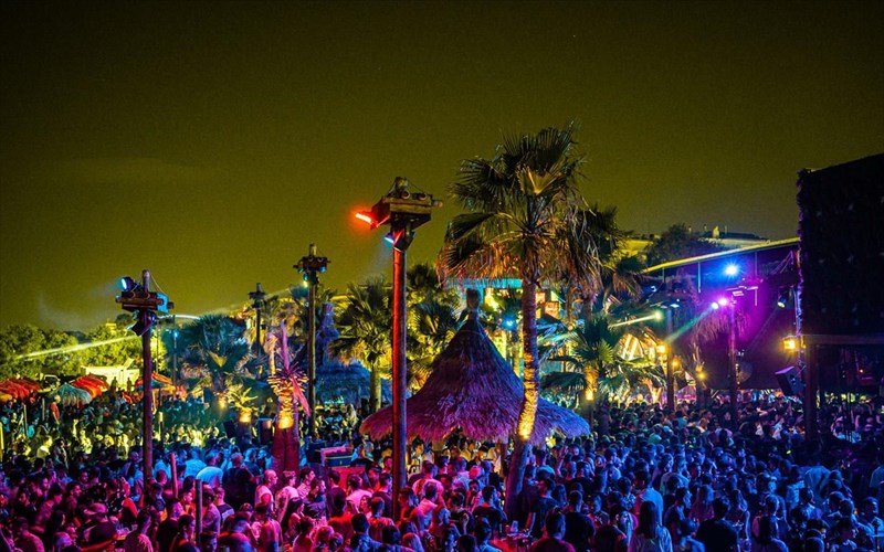 to-bolivar-beach-club-epimenei-mousika-kai-kalokairina