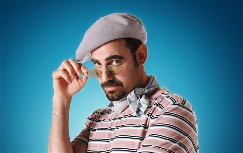 andriki-noimosuni-oksumoro-i-ksekardistiki-komodia-erxetai-sto-theatro-papagou