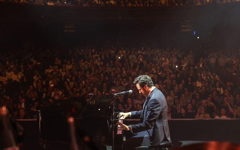 o-guy-manoukian-tragouda-stin-athina-gia-tin-psuxiki-ugeia