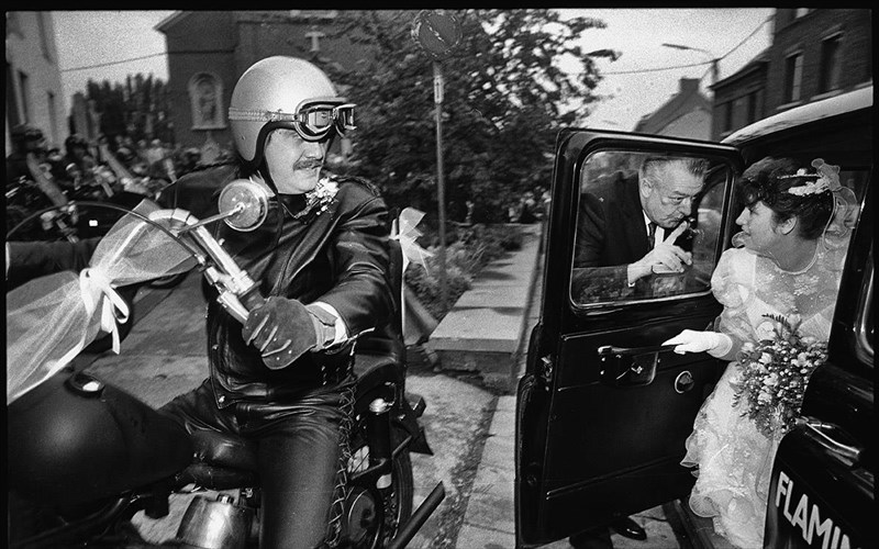 taksideuoume-ton-kosmo-apo-tin-kupseli-me-aspromaures-kai-egxromes-fotografies