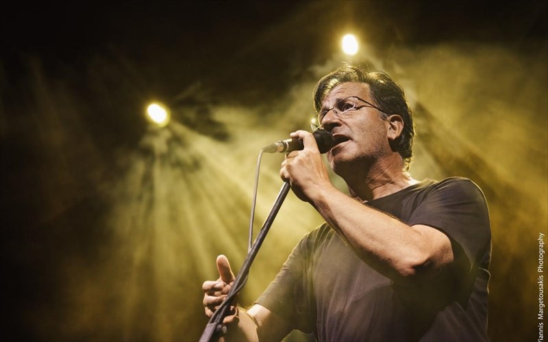 o-thanasis-papakonstantinou-sto-theatro-braxon-tragouda-to-dikaioma-sto-oneiro