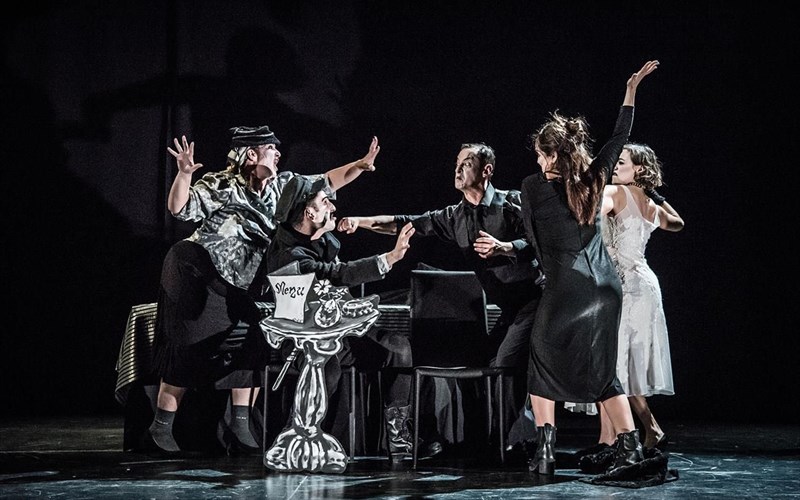 scarmface-i-klasiki-kinimatografiki-istoria-se-mia-ksexoristi-theatriki-sullipsi