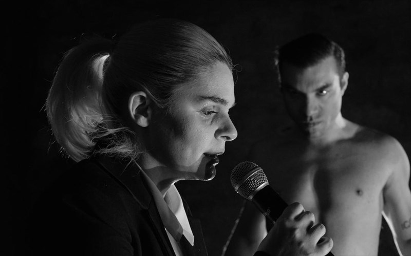 kostaleksi-i-epituximeni-parastasi-epistrefei-sto-theatro-tis-odou-kukladon