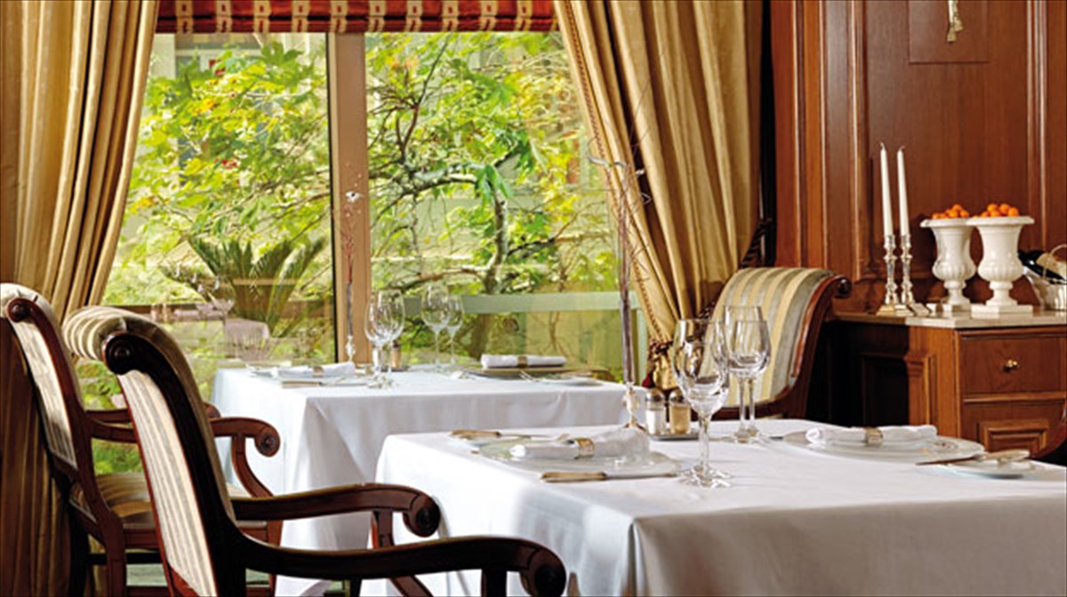 giortes-sto-mageutiko-skiniko-tou-athens-plaza