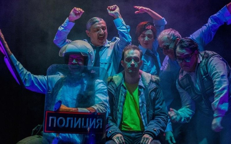 oi-agapimenes-theatrikes-parastaseis-pou-epistrefoun-sti-skini