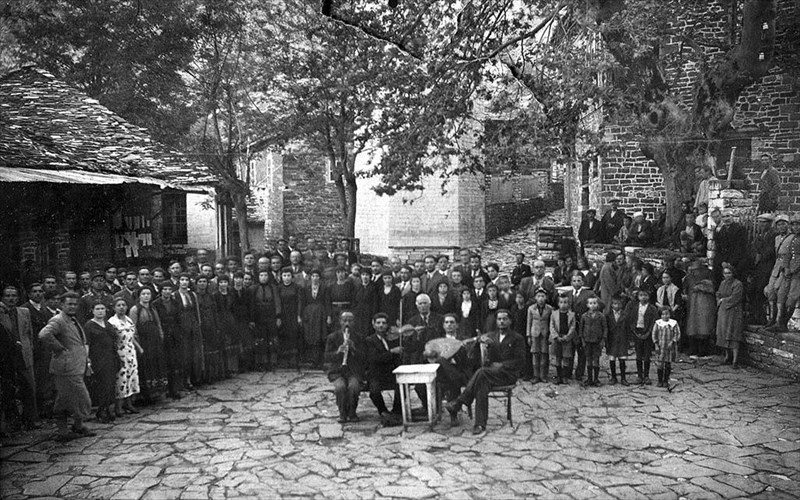 alismono-kai-xairomai-sunaulia-me-tragoudia-ksenitias-kai-agapis-apo-tin-ipeiro-sto-megaro