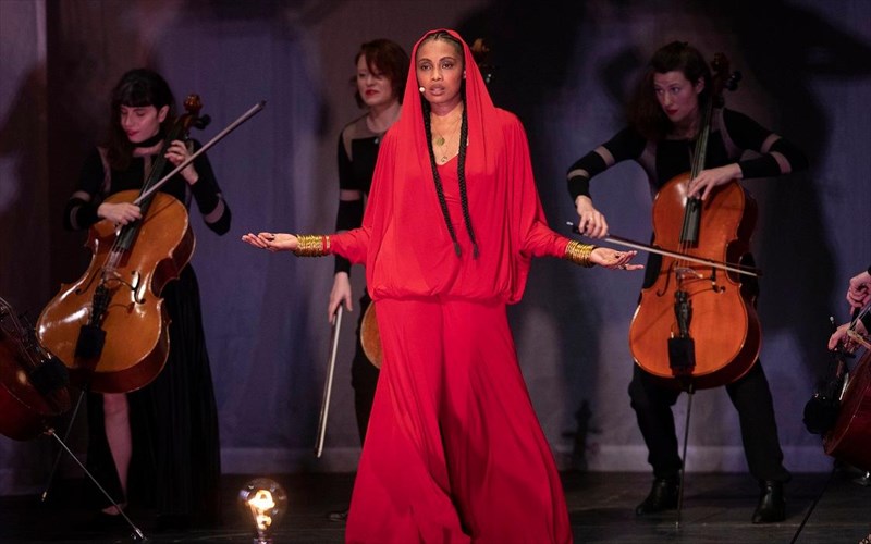 i-mageutiki-imany-epistrefei-stin-ellada-me-to-voodoo-cello