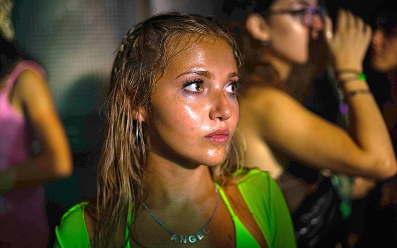 how-to-have-sex-eidame-tin-tainia-pou-kerdise-tin-xrusi-athina-stis-nuxtes-premieras