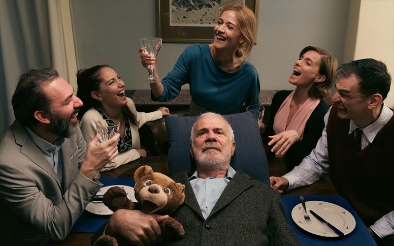 nea-imerominia-kai-black-friday-prosfora-gia-to-ergo-o-pateras-sto-sugxrono-theatro