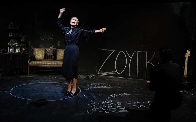 i-thruliki-sebas-xanoum-sunexizei-gia-liges-akomi-parastaseis