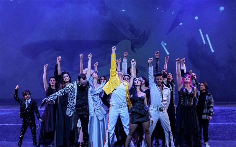 o-panos-mouzourakis-kanei-kai-fetos-ta-xristougenna-rock-n-roll