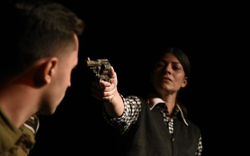 to-theatro-2510-mas-mathainei-poioi-einai-oi-duo-gioi-tou-mprext