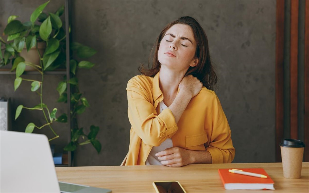 youngsadtiredemployeebusinesswoman20sshewearcasual