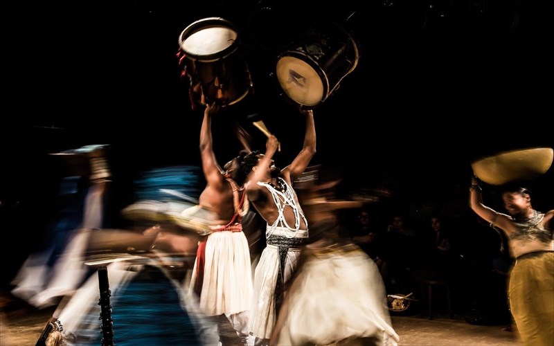 ena-mousiko-xoreutiko-diimero-afieromeno-stin-afrikaniki-paradosi-erxetai-stin-athina