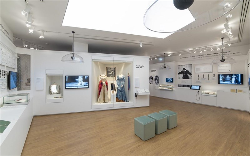 to-mouseio-maria-kallas-dimou-athinaion-upodexetai-duo-emblimatika-kostoumia-apo-tin-skala-tou-milanou