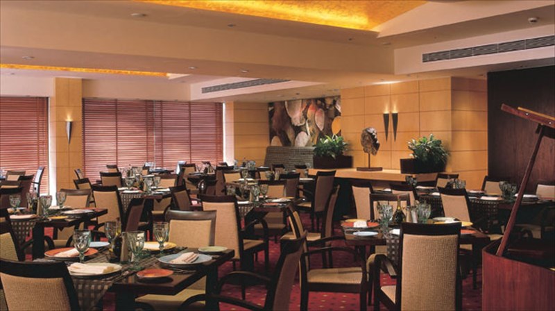 xristougenna-me-diakritiki-poluteleia-sto-ledra-marriot