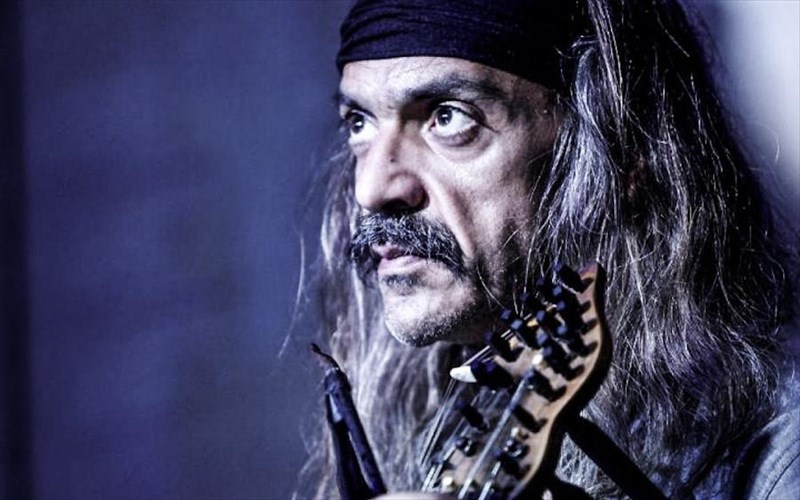 oi-xainides-ton-dekembrio-erxontai-sto-theatro-roes-sto-gkazi