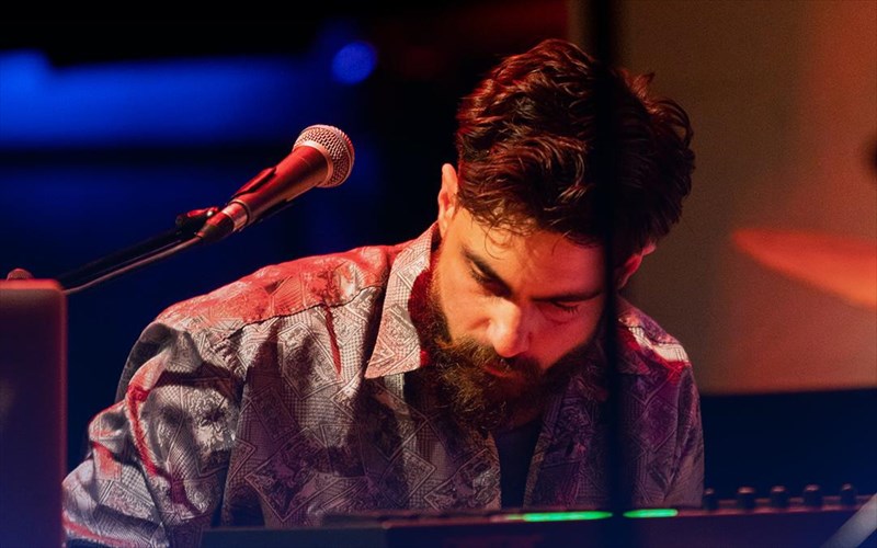 o-panagiotis-lampouras-se-ena-solo-concertksana-sto-six-dogs