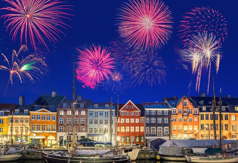 10-diaforetikes-protoxronies-se-olo-ton-kosmo