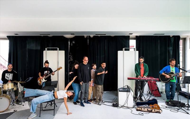 to-kpisn-mas-kalei-gia-xristougenniatikes-istories-ston-faro