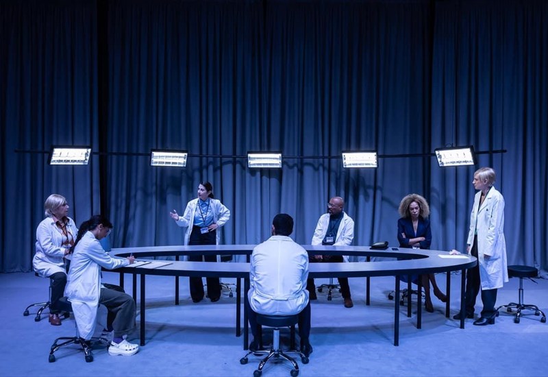 eidame-tin-parastasi-the-doctor-se-skinothesia-katerinas-euaggelatou