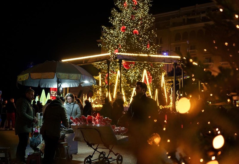 xristougenna-se-athina-kai-thessaloniki-mesa-apo-15-fotografies